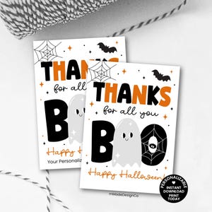 Op de afbeelding: Twee kaarten met Halloween-thema met de woorden "THANKS for all you BO" in zwart en oranje. De kaarten bevatten illustraties van geesten, spinnenwebben en vleermuizen. De onderkant van de kaarten luidt "Happy Halloween!" en "Your Personaliz".