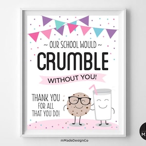 Peut inclure: Une affiche encadrée avec le texte "OUR SCHOOL WOULD CRUMBLE WITHOUT YOU! THANK YOU FOR ALL THAT YOU DO!". Elle présente des personnages de dessins animés de biscuits et de lait. L'affiche a un cadre blanc, des accents roses, bleus et violets.