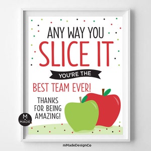 以下が含まれることがあります： 赤いリンゴと緑のリンゴが描かれた印刷可能なサインで、"どんなに切っても、あなたは最高のチームです！素晴らしいあなたに感謝します！"というテキストが書かれています。