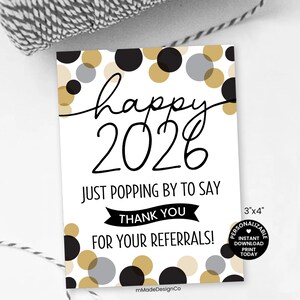 Peut inclure: Une carte blanche avec le texte "happy 2026" et "JUST POPPING BY TO SAY THANK YOU FOR YOUR REFERRALS!" en écriture noire. La carte est décorée de pois dorés, noirs et gris. La carte mesure 7,6 cm x 10,2 cm.