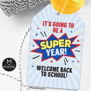 It's Going To Be A Super Year Favor Tags für Schulanfang, Superheld Lollipop Tags, Studentengeschenk, Treffen des Lehrers, Klassenzimmer, 2 Designs
