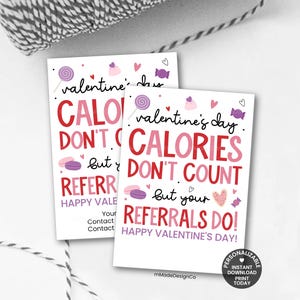 Peut inclure: Deux cartes de Saint-Valentin avec le texte "Les calories ne comptent pas, mais vos références oui !" en rouge et rose. Les cartes sont décorées de cœurs, de bonbons et de petits gâteaux. Les cartes sont sur une surface blanche avec une ficelle noire et blanche.