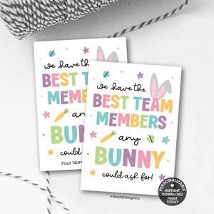 Op de afbeelding: Een set van drie keramische mokken met een gespikkelde, matte afwerking. De mokken zijn in crème, lichtgrijs en donkergrijs. Elke mok heeft een eenvoudig, minimalistisch ontwerp en een afgeronde handgreep.