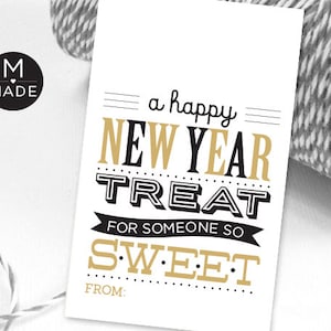 Peut inclure: Une carte blanche avec du texte noir et or qui dit "a happy NEW YEAR TREAT for someone so SWEET. From:"