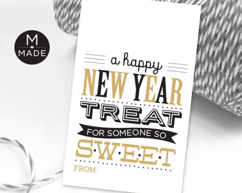Peut inclure: Une carte blanche avec du texte noir et or qui dit "a happy NEW YEAR TREAT for someone so SWEET. From:"