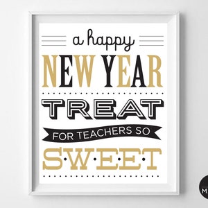 Peut inclure: Une affiche imprimable noire et dorée qui dit "a happy new year treat for teachers so sweet".