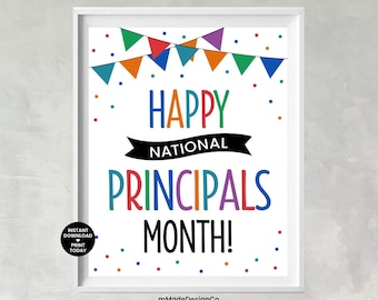 Puede incluir: Una impresión enmarcada con el texto "HAPPY NATIONAL PRINCIPALS MONTH!" en letras coloridas. El diseño incluye una pancarta de banderas coloridas y puntos dispersos. La impresión está en un marco blanco.