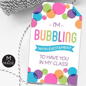 Rebosante de emoción por tenerte en mi clase Etiquetas Regreso a clases Regalo para estudiantes del maestro Etiqueta Burbujas escolares Conoce al maestro Primer día