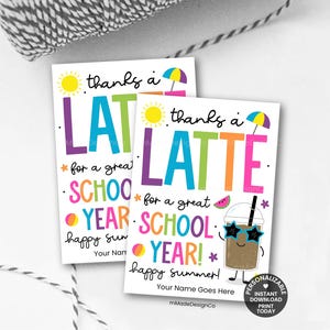 Op de afbeelding: Twee witte kaarten met de tekst "thanks a LATTE" en "for a great SCHOOL YEAR!" in felle kleuren. Een cartoon koffiedrankje met zonnebril is ook afgebeeld. Ideaal als cadeau voor een leraar.
