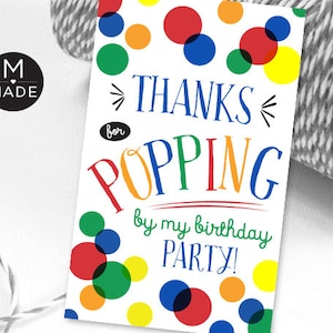 Puede incluir: Una tarjeta blanca con lunares de colores y el texto "Gracias por venir a mi fiesta de cumpleaños!"