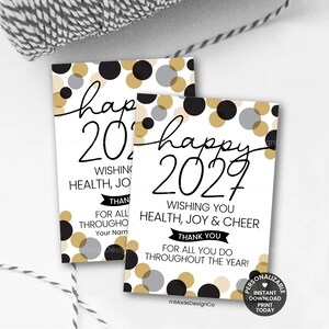 Peut inclure: Deux cartes rectangulaires avec un fond blanc et des pois noirs, dorés et gris. Le texte indique : happy 2027 WISHING YOU HEALTH, JOY & CHEER THANK YOU FOR ALL YOU DO THROUGHOUT THE YEAR ! Un petit badge circulaire indique : PERSONALIZABLE INSTANT DOWNLOAD PRINT TODAY.