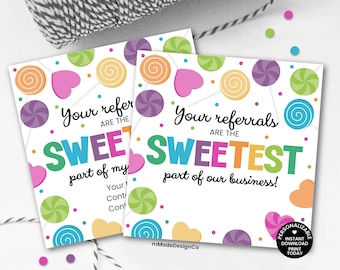 Puede incluir: Dos tarjetas blancas con ilustraciones coloridas de caramelos y corazones. El texto dice "¡Tus referencias son la parte más dulce de nuestro negocio!" y "Tus referencias son la parte MÁS DULCE de mi..." con un logo.