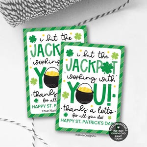 Könnte beinhalten: Zwei St. Patrick's Day-Karten mit grün-weiß gestreiften Rändern. Die Karten zeigen den Text "i hit the JACKPOT working with YOU!" und einen Goldtopf. Auf den Karten steht auch "thanks a lotto for all you do!" und "HAPPY ST. PATRICK'S DAY".