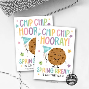 Può includere: Due biglietti bianchi con testo colorato e un'illustrazione di biscotti dei cartoni animati. Il testo recita "Chip Chip Hooray! Spring Break is on the way!" con un biscotto sorridente che tiene una bandiera. Le carte sono decorate con stelle e farfalle.