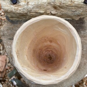 Puede incluir: Una vista de cerca del interior de un cuenco de madera. El cuenco est&aacute; hecho de madera de color claro y tiene un interior liso y redondeado. El cuenco est&aacute; vac&iacute;o y parece ser nuevo.