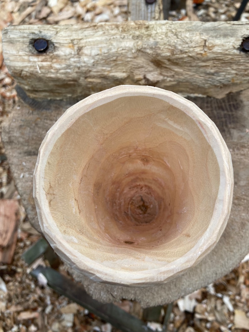 Puede incluir: Una vista de cerca del interior de un cuenco de madera. El cuenco est&aacute; hecho de madera de color claro y tiene un interior liso y redondeado. El cuenco est&aacute; vac&iacute;o y parece ser nuevo.