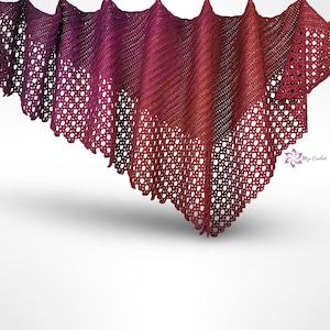 Puede incluir: Un chal de ganchillo hecho a mano en un degradado de colores, que va del morado oscuro al rojo-naranja. El chal presenta un patrón de puntada abierto y calado y un borde festoneado. El diseño es ligero y aireado, adecuado para capas.