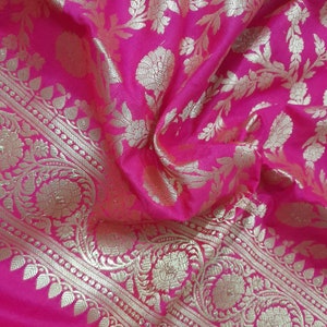 Puede incluir: Tela rosa con un patr&oacute;n floral dorado. La tela tiene un borde con un dise&ntilde;o dorado m&aacute;s intrincado.
