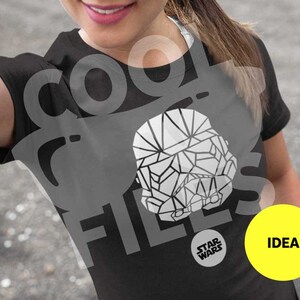 Puede incluir: Camiseta negra con un diseño geométrico blanco de un casco de Stormtrooper de Star Wars. El texto "Cool Files" está impreso en la camiseta. El texto "Star Wars" está impreso en un círculo debajo del casco.
