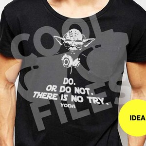 Puede incluir: Camiseta negra con un gráfico blanco de Yoda con gafas de sol y auriculares. El texto "DO. OR DO NOT. THERE IS NO TRY. YODA" está impreso en la camiseta.