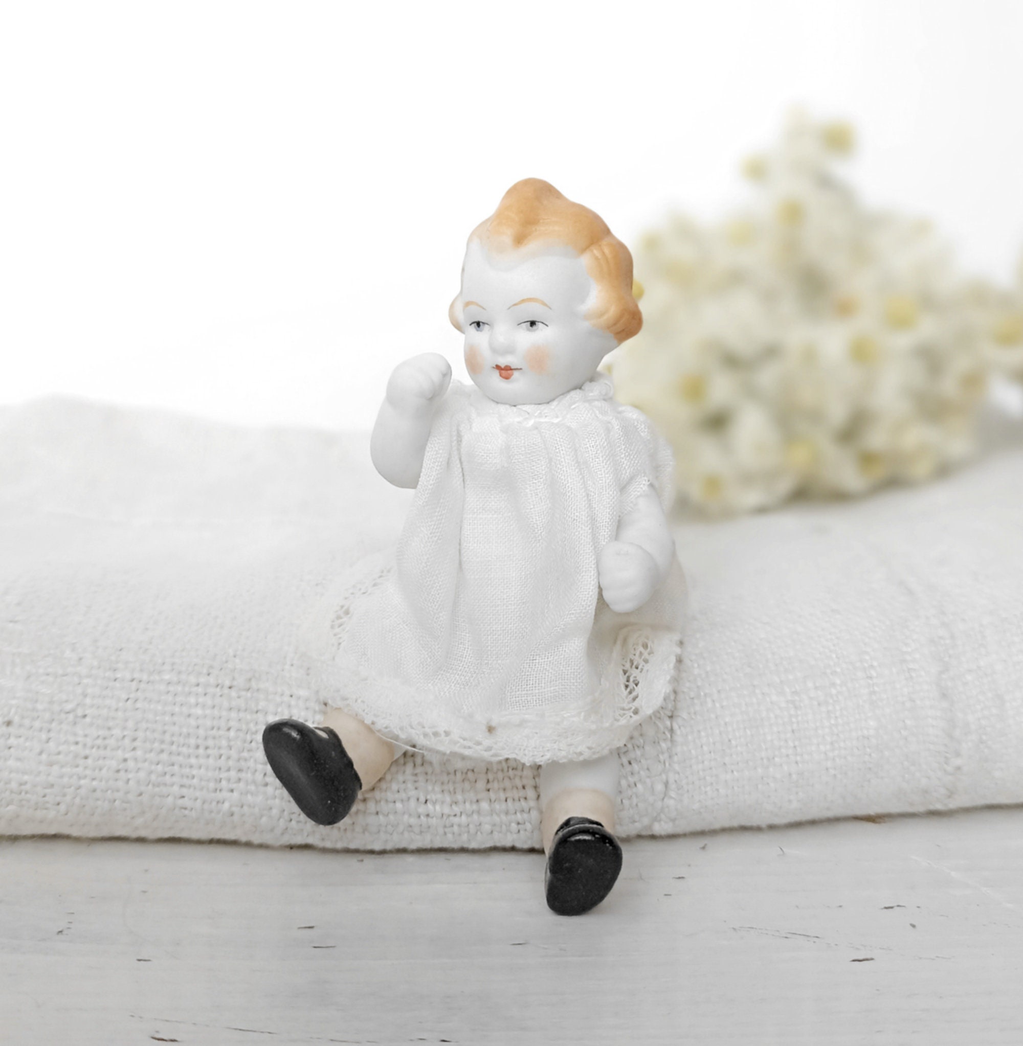 * antique baby doll ୨୧ * 小さな陶器製 の女の子 Vintage 1980's Baby Girl Porcelain Doll With Wicker and Lace