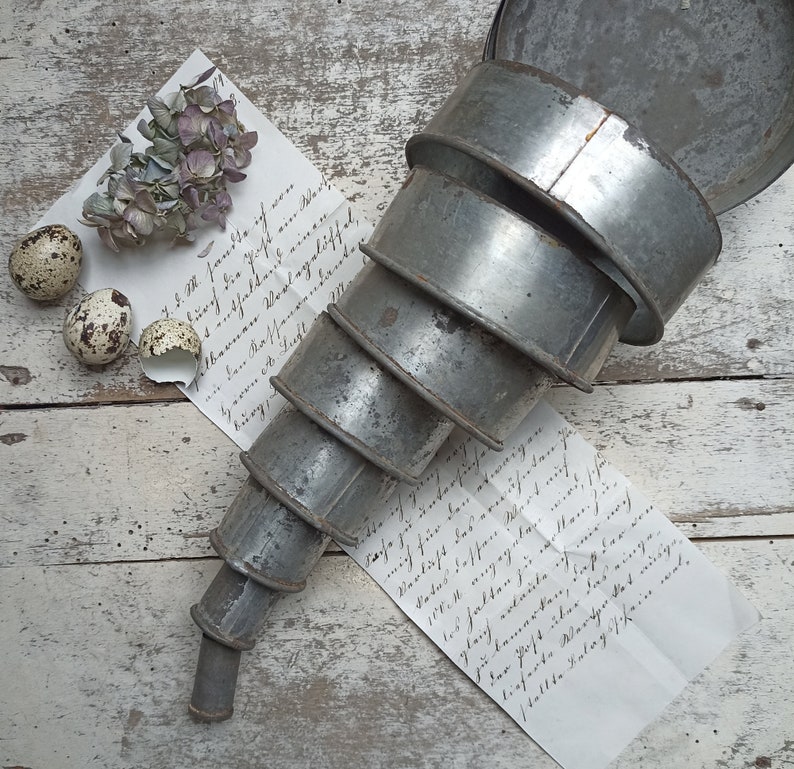 Ancient tin can with 8 round cookie cutters with patina antique shabby baking molds cookie cutters old vintage image 3