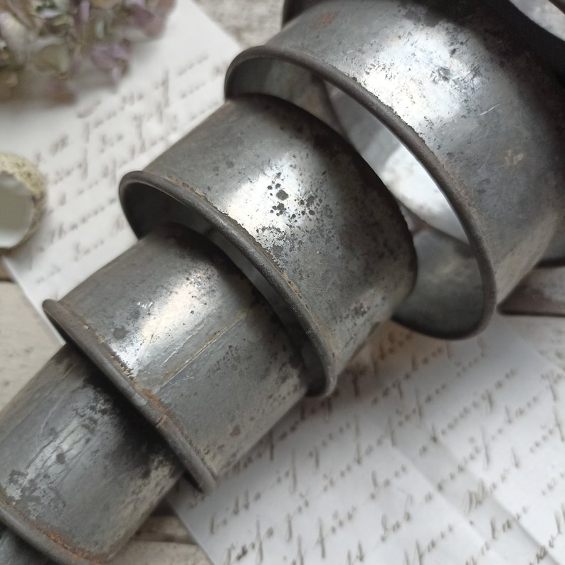 Ancient tin can with 8 round cookie cutters with patina antique shabby baking molds cookie cutters old vintage image 4