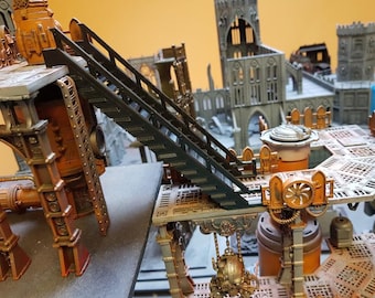 Puede incluir: Un conjunto de escenografía para juegos de miniaturas con una escalera negra que conecta dos plataformas industriales. Las estructuras están pintadas en tonos naranja, gris y bronce metálico, con detalles mecánicos y elementos arquitectónicos góticos.