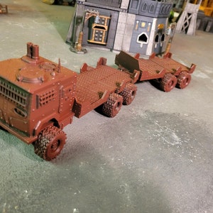 Camion à plateau tout-terrain avec remorques