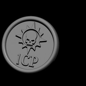 Peut inclure: Un jeton métallique circulaire gris avec un crâne et un motif en forme d'étoile. Le texte "ICP" est imprimé sous le motif.