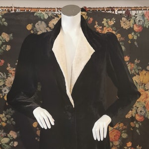 Impeccable 30&#39;s black velvet evening coat