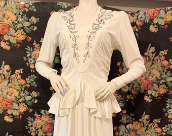 1940s White Crepe Dress With Metallic Goldwork Embroidery Detail and Peplum