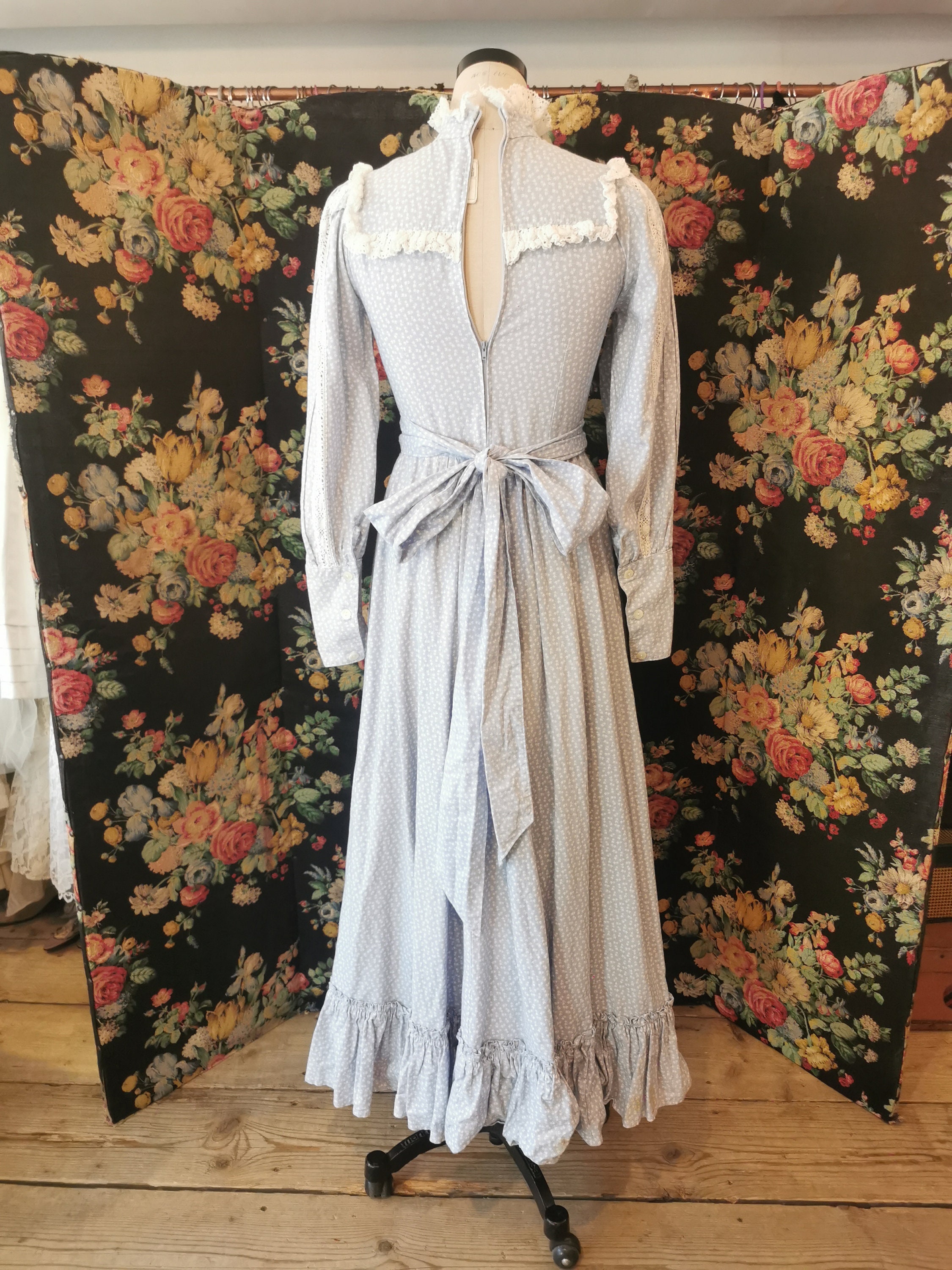 70s vintage ロケットタロン レース ハイネック プレーリードレス ローラ アシュレイ ウェールズ製のクラシックな 70 年代のライトブルー