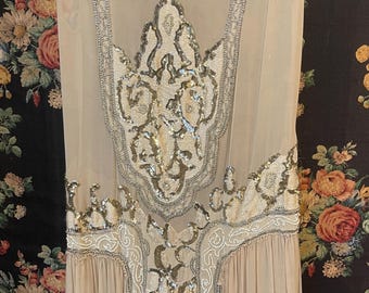 Bruidsjurk in flapperstijl uit de jaren 1920, van zijde, chiffon en met kralen, vintage trouwjurk in flapperstijl.