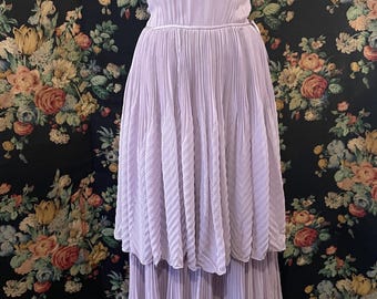 Vestido largo italiano vintage de seda lila de los años 70 con falda escalonada | Vestido de fiesta largo hasta el suelo en tonos pastel