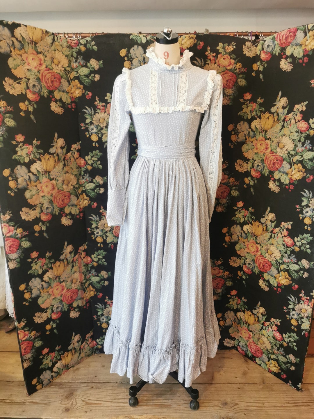 ローラ アシュレイ ウェールズ製のクラシックな 70 年代のライトブルー