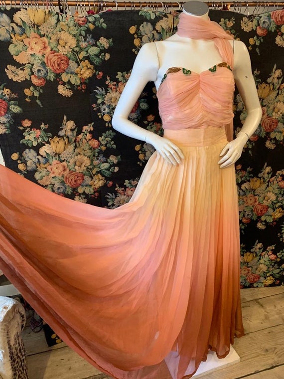 long sleeve v neck bridesmaid dresses Dusty Rose Velvet Dress Mermaid Maxi V-Neck romantic details define this DECNA Size:XXLT Jacqueline Strapless Little White