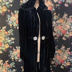 Dramatic 1930&#39;s black velvet evening coat pointed hooded robe witchy cloak unique vintage autumnal winter coat with mother of pearl buttons