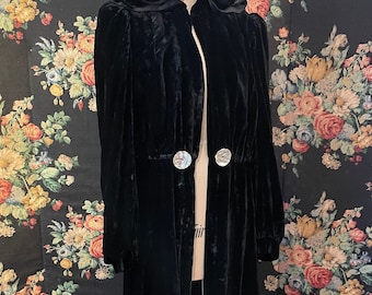 Dramatic 1930's black velvet evening coat pointed hooded robe witchy cloak unique vintage autumnal winter coat with mother of pearl buttons