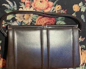 70s / 80s vintage handbag chocolate brown leather gold clasp classic ladies shoulder bag preppy office outfit gift for her basic essential