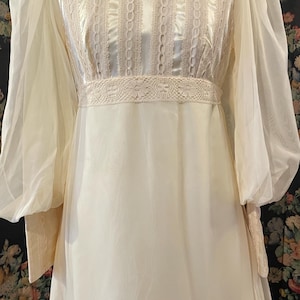 Vestido de noiva vintage creme, anos 70, mangas balão, cintura império, acabamento em renda