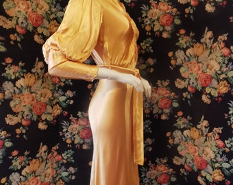 Vestido dorado de corte al bies de los años 30