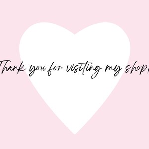 Op de afbeelding: Een roze achtergrond met een witte hartvorm. De tekst "Thank you for visiting my shop!" is in een cursief lettertype over het hart geschreven.