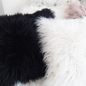 Puede incluir: Tres almohadas mullidas en negro, blanco y rosa. Las almohadas est&aacute;n hechas de un material suave y mullido y son perfectas para agregar un toque de comodidad y estilo a cualquier habitaci&oacute;n.