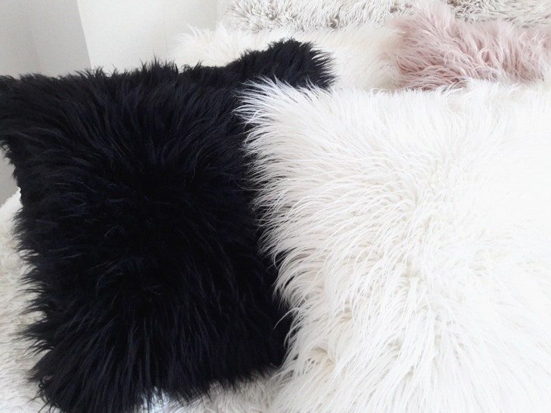Puede incluir: Tres almohadas mullidas en negro, blanco y rosa. Las almohadas est&aacute;n hechas de un material suave y mullido y son perfectas para agregar un toque de comodidad y estilo a cualquier habitaci&oacute;n.