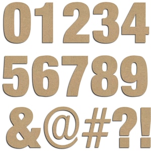 Könnte beinhalten: Ein Satz brauner Pappkartennummern, Symbole und Satzzeichen. Die Zahlen umfassen 0 bis 9, und die Symbole umfassen ein Und-Zeichen, ein At-Zeichen, ein Nummernzeichen, ein Fragezeichen und ein Ausrufezeichen.