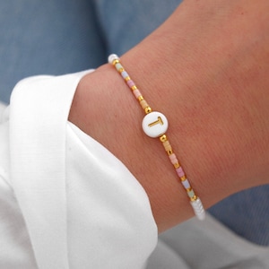 Pulsera de perlas personalizada con perlas de agua dulce, goma de colores pastel, nombre, regalo para mamá, abuela, damas, joyas de oro, letra, novia