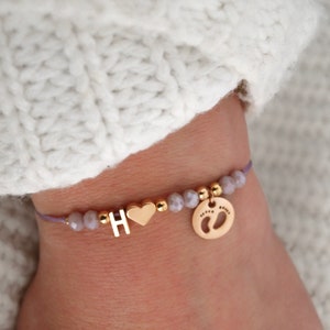 Armband Buchstabe Initiale Herz Baby Füßchen Geburt Perlen Flieder filigran Makramee taufe werdende mutter rosé gold Edelstahl