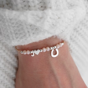 Pulseira letra inicial coração ferradura cavaleiro cavalo amuleto da sorte aço inoxidável bege personalizado