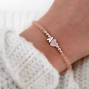 Pulsera de perlas con letras iniciales en plata y rosa personalizable con filigrana para verano, primavera, Pascua, madre, hija y hermana